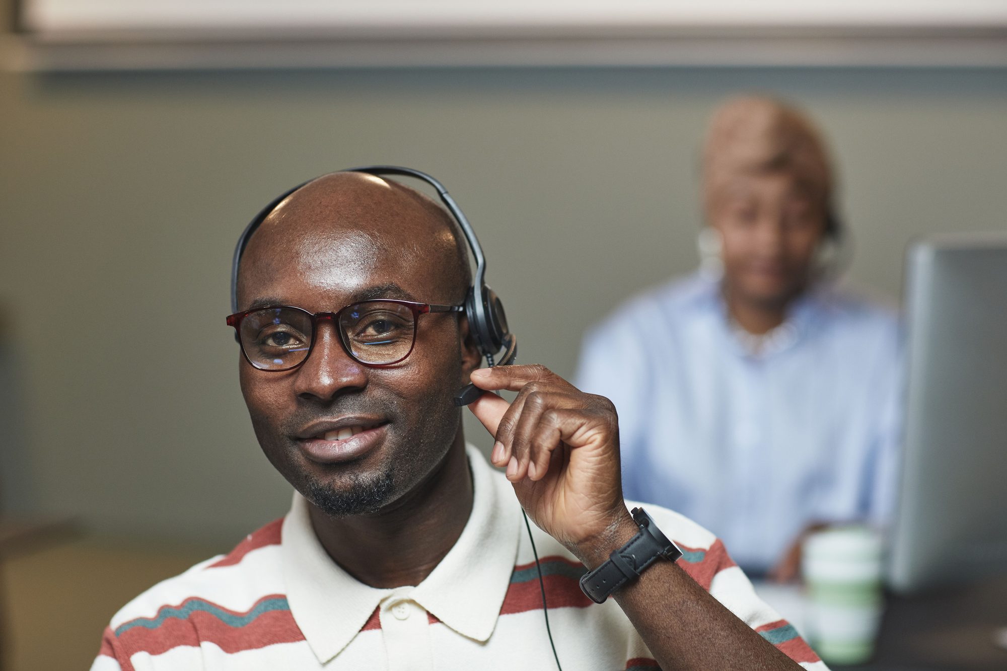 Customer support agent answering a call at a Maison ECAL service desk